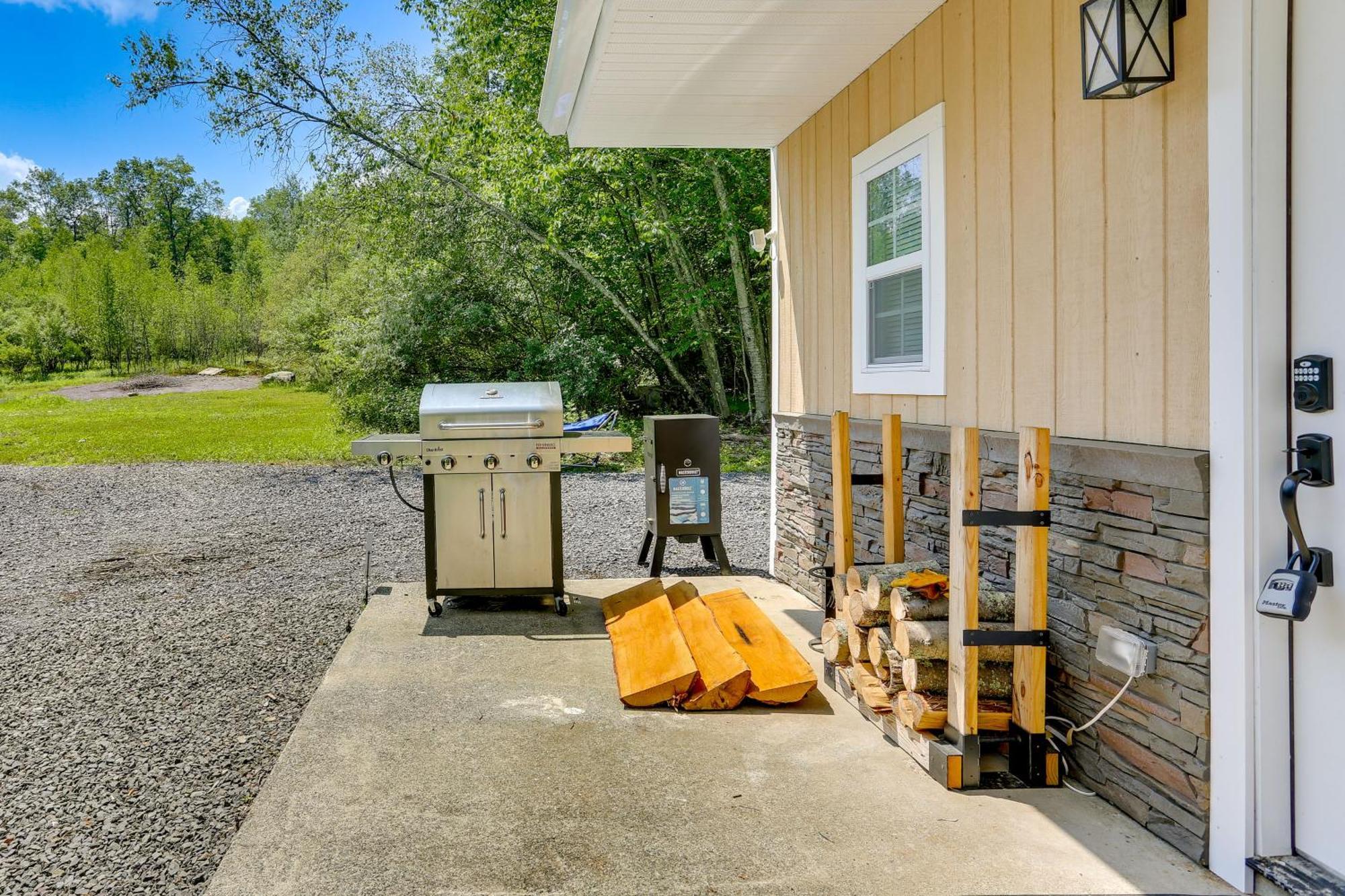 Secluded Poconos Cabin With Fire Pit On 75 Acres! East Stroudsburg Dış mekan fotoğraf